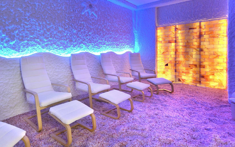 A colorful salt room by Halomed